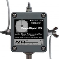 Der MegaDipol 300DX von NTi ist ein breitbandiger aktiver Dipol mit max. 300MHz oberer Grenzfrequenz, der auf die elektrische Komponente (E-Feld) des elektromagnetische Feldes anspricht.
